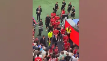 Kaos ne tunelin e stadiumit, përfshirje masive nga të dyja skuadrat. Arbitri nuk kursen kartonët e kuq (video)