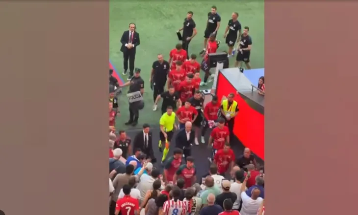 Kaos ne tunelin e stadiumit, përfshirje masive nga të dyja skuadrat. Arbitri nuk kursen kartonët e kuq (video)