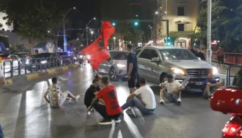 Kaos! Protestuesit bllokojnë “Rrugën e Elbasanit”, rëndohet trafiku