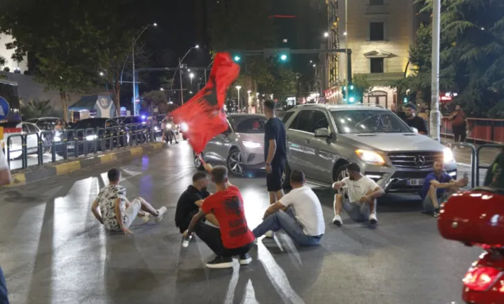 Kaos! Protestuesit bllokojnë “Rrugën e Elbasanit”, rëndohet trafiku