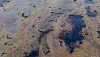 Katastrofë ekologjike! Sulmet ushtarake shkaktojnë derdhje masive nafte në Ngushticën e Hormuzit