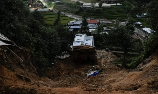Katastrofë natyrore në Nepal, rrëshqitjet e dheut dhe përmbytjet shkaktojnë dhjetëra viktimë (VIDEO) –