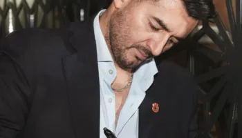 Këngëtari Labinot Tahiri shpreh zhgënjimin: Na bashkon pushtuesi dhe fukarallëku, sepse suksesin e konsiderojnë interes