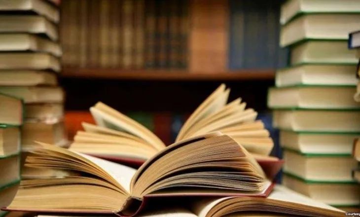 Keni blerë libra të përdorur? Ky është truku i thjeshtë para se t’i vendosni në raft