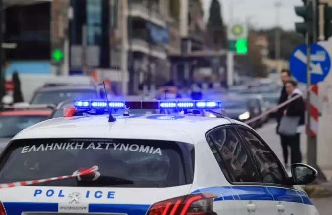 Kërcënoi një grua me foto nudo dhe i mori 15 mijë euro, shqiptari përfundon në polici në Rodos