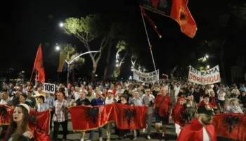 Kërkojnë dorëheqjen e Ramës! Policia procedon me akuza qesharake 20 protestues: Prishën qetësinë publike