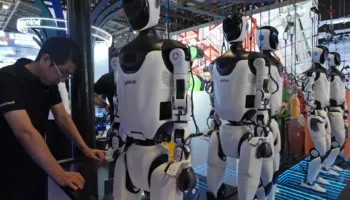 Kina, laboratori i ri i botës – Robotë, IA dhe fabrika të automatizuara tërheqin biznesin global