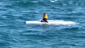 Kishin dalë për peshkim, 15-vjeçari shpëtohet në Alaskë pas dy ditësh në varkën e përmbysur. Dy viktima –
