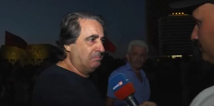 “Kjo është mrekulli shqiptare”/ Përlotet protestuesi: Vij nga Italia. Këta kriminelë menduan se na dëbuan, por për atdheun do japim dhe jetën