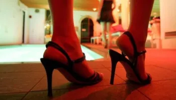 Klientët i gjenin në rrjete sociale! Goditen 2 “fole” p**stitucioni në Tiranë, arrestohen dy brazilianeve dhe një kolumbiane
