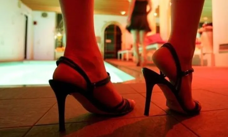 Klientët i gjenin në rrjete sociale! Goditen 2 “fole” p**stitucioni në Tiranë, arrestohen dy brazilianeve dhe një kolumbiane