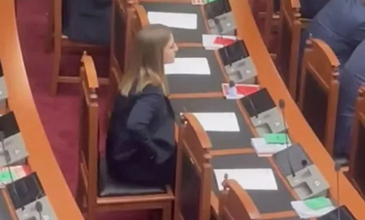 Koçeku braktis PS-në, ulet pranë deputetëve të Berishës në Kuvend