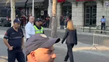 Koçeku kryelartë hyn në Kuvend/ Çan gardhin metalik dhe paralajmëron surpriza