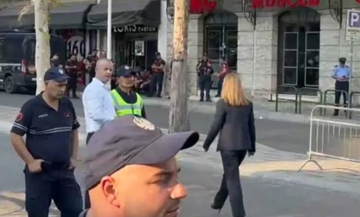 Koçeku kryelartë hyn në Kuvend/ Çan gardhin metalik dhe paralajmëron surpriza