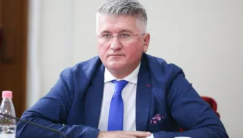 Konferenca e Kryetarëve, Ironia e Gjekmarkajt: Ligjet tuaja janë ‘Besa’ e Gysit dhe “Prania besnike” e projektuar nga sekseri i armëve Ron Yeffet