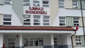Konflikt mes dy nxënësve në gjimnazin e Krumës, adoleshenti i sulet shokut me biçak