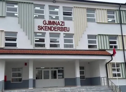 Konflikt mes dy nxënësve në gjimnazin e Krumës, adoleshenti i sulet shokut me biçak