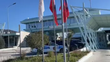 Kontrabandë në Kakavijë, 90 steka cigare fshihen në autobusin Tiranë-Athinë