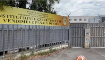 Kontroll ‘blic’ në burgun e Durrësit, gjenden 5 celularë në sektorin ku ndodhet Veliaj