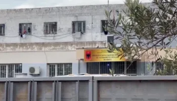 Kontroll në burgun e Durrësit, gjenden 5 celularë në sektorin ku ndodhet edhe Erion Veliaj