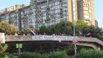 Kos anulon vizitën në Serbi, Byrne: Varrimi shtetëror për Mlladiçin, e papranueshme për BE-në!