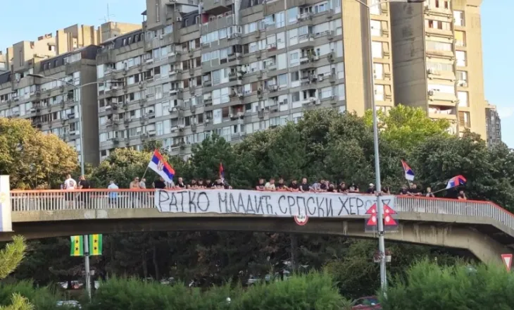 Kos anulon vizitën në Serbi, Byrne: Varrimi shtetëror për Mlladiçin, e papranueshme për BE-në!