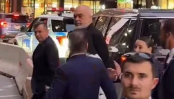 “Kriminel, o mafia…”/ Kryeministri Rama qëllohet me vezë nga protestuesit në Nju Jork: Gjithë Shqipëria të urren