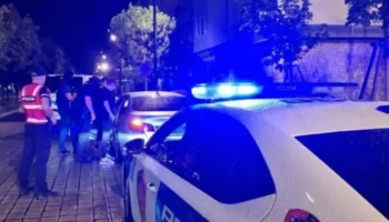 Krismat me armë zjarri në Laprakë, dy persona të plagosur (EMRAT)
