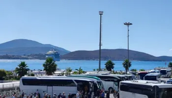 Kroçiera “Brilliance of the Seas” me mbi dy mijë turistë viziton Sarandën