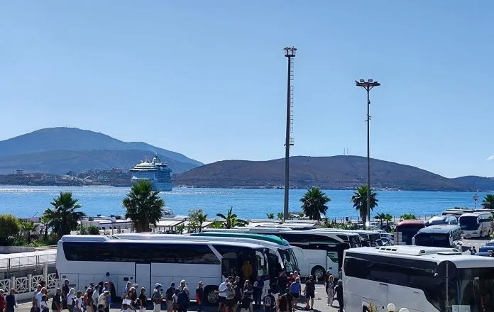 Kroçiera “Brilliance of the Seas” me mbi dy mijë turistë viziton Sarandën
