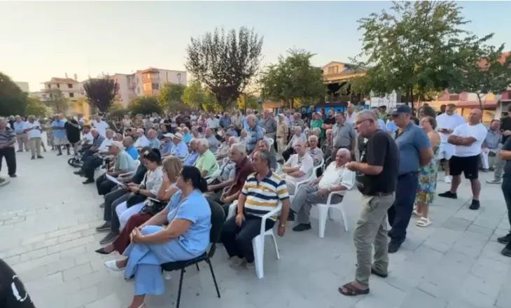 Kryebashkiaku i Patosit në dëgjesë me qytetarët, nuk pranojnë bashkimin me Fierin
