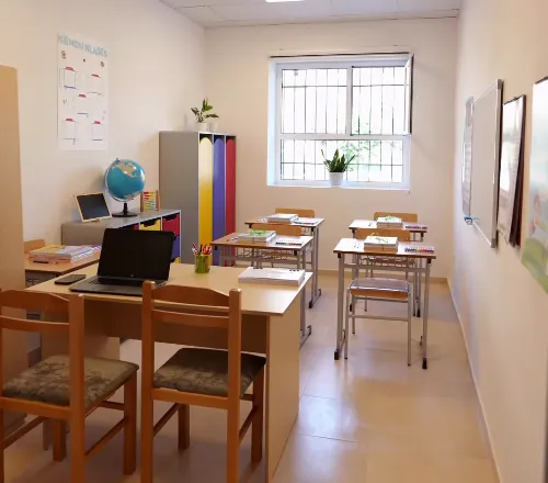 Kryebashkiaku Llatja ndan pamjet: Një fillim i ri për shkollën speciale “Zëra Jete”, 55 nxënës nisin vitin në godinën e re