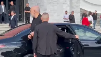 Kryeministri Rama mbërrin në Korçë për takimin mbi Reformën Territoriale, e shoqëron djali i tij, Gregu! (VIDEO)