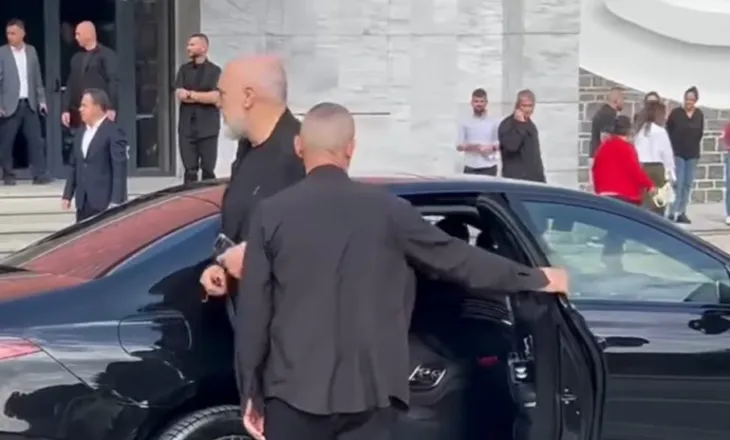 Kryeministri Rama mbërrin në Korçë për takimin mbi Reformën Territoriale, e shoqëron djali i tij, Gregu! (VIDEO)