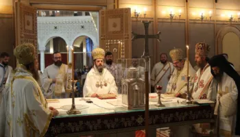 Kryepiskopi Joan kremton ditën e emrit, qindra besimtarë në Katedralen “Ngjallja e Krishtit”