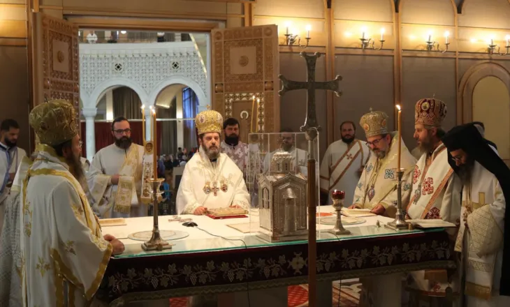 Kryepiskopi Joan kremton ditën e emrit, qindra besimtarë në Katedralen “Ngjallja e Krishtit”
