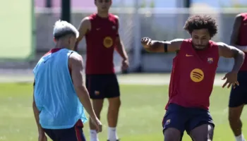 “Kthehu në dhomën e zhveshjes”, trajneri i Barcelonës e qorton Adeyemin për incidentin e çuditshëm që ndodhi pas ndeshjes (video)