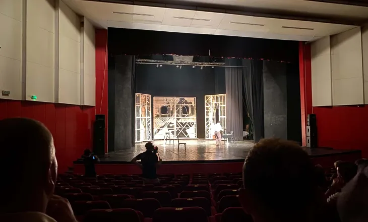 “Ku-Fest” nis edicionin e tretë në Kumanovë, mbrëmja e parë bashkon teatrin dhe muzikën