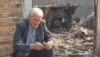 Ku të mbytem tani! I moshuari në Fier qëndron pranë pronës së shkrumbuar, kërkon me dëshpërim vlerësimin e dëmeve