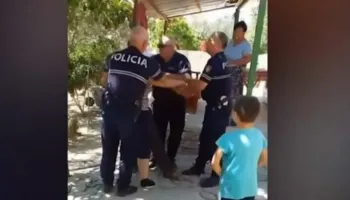 Kuçovë/ Pezullohen nga detyra tre punonjësit e policisë pasi shoqëruan me forcë një person (EMRAT)
