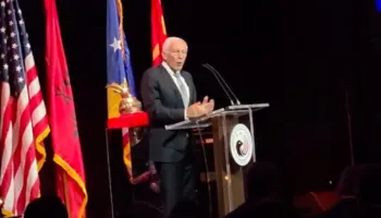 “Kudo që shkoj, ka shqiptarë që më qerasin”- Wesley Clark: Ndihem si pjesë e familjes! Historia kërkon guxim dhe ai solli ndryshimin në Kosovë (VIDEO)