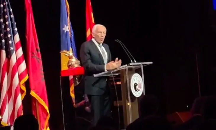 “Kudo që shkoj, ka shqiptarë që më qerasin”- Wesley Clark: Ndihem si pjesë e familjes! Historia kërkon guxim dhe ai solli ndryshimin në Kosovë (VIDEO)
