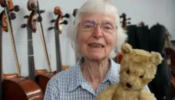 Kujtimet artistike të Jacqueline du Pré shiten në ankand për 52 mijë paund