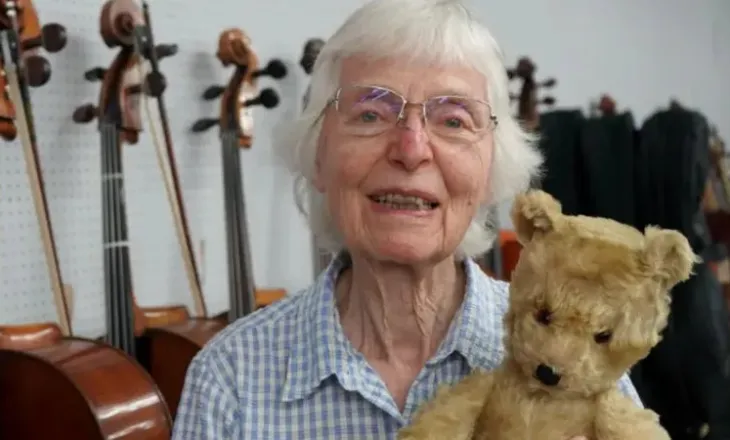 Kujtimet artistike të Jacqueline du Pré shiten në ankand për 52 mijë paund
