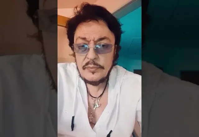 “Kur të vdes, i dua duart e tua mbi sytë e mi…” Leka Sefla lexon poezinë e Pablo Nerudës