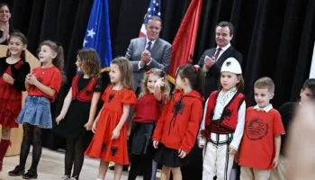 Kurti viziton shkollën në New York ku mësohet shqipja: Një arritje e rëndësishme për komunitetin shqiptaro-amerikan