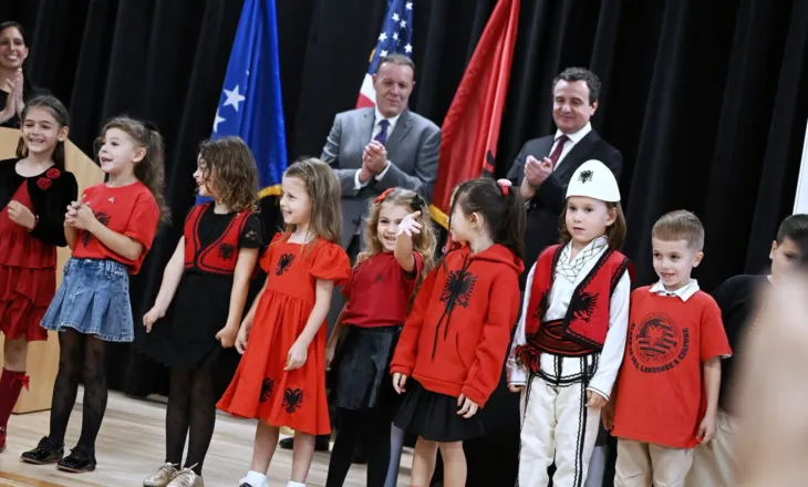 Kurti viziton shkollën në New York ku mësohet shqipja: Një arritje e rëndësishme për komunitetin shqiptaro-amerikan