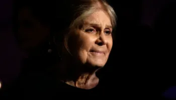 Kush ishte Gloria Steinem, ikona e feminizmit që ndikoi edhe në botën e artit?