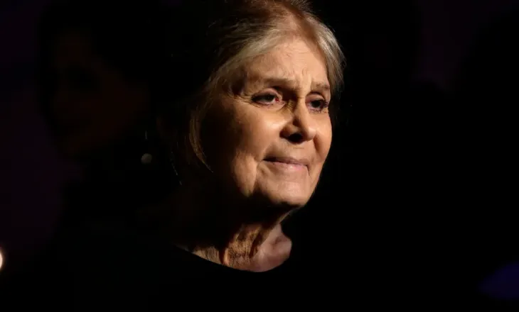 Kush ishte Gloria Steinem, ikona e feminizmit që ndikoi edhe në botën e artit?