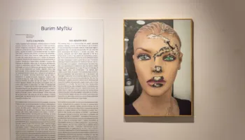 “Kutia e Kujtesës” e Burim Myftiut sjell në art gjurmët e traumës së luftës në Kosovë